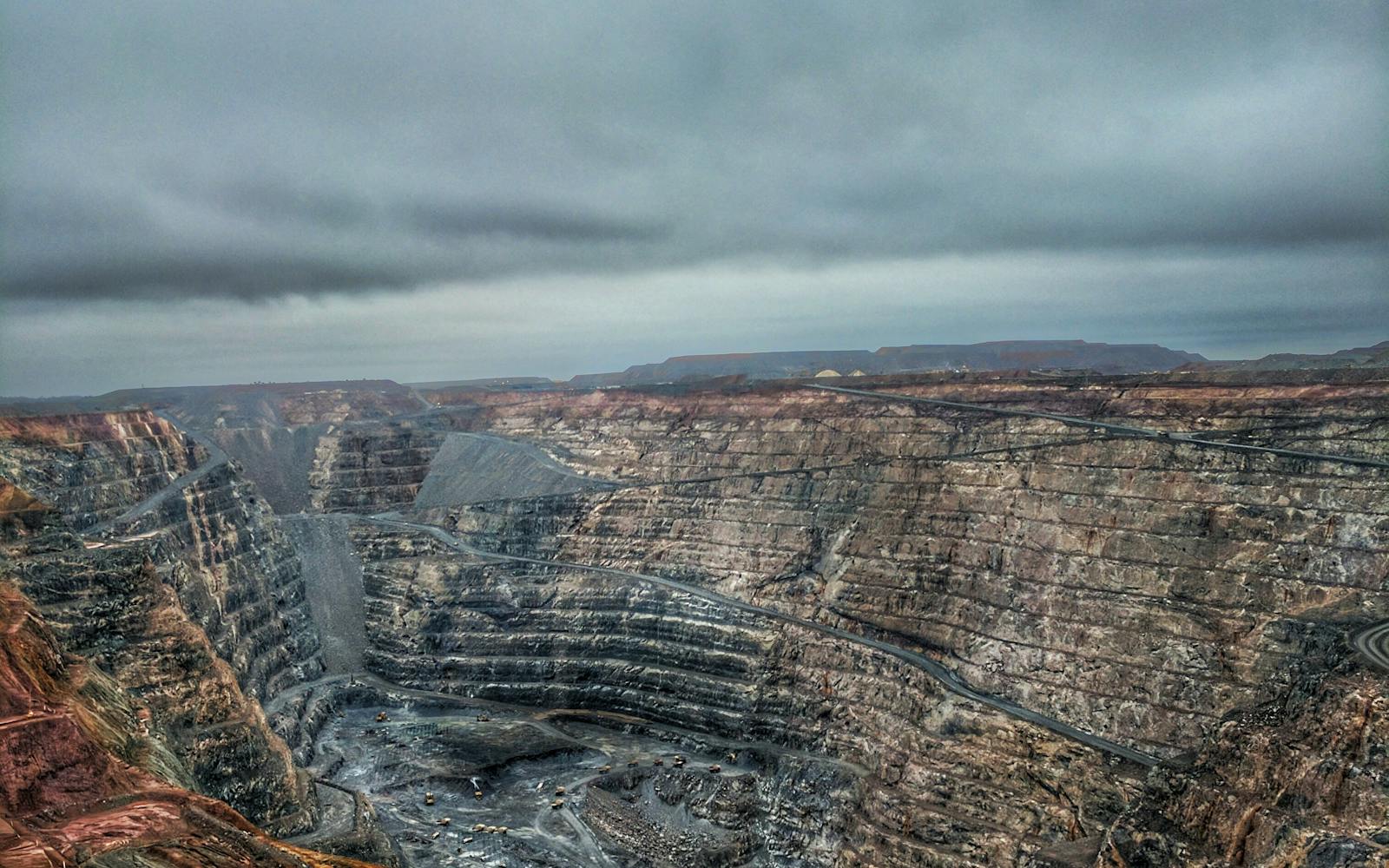 Vue aérienne d'une mine à ciel ouvert, parois rocheuses en terrasses